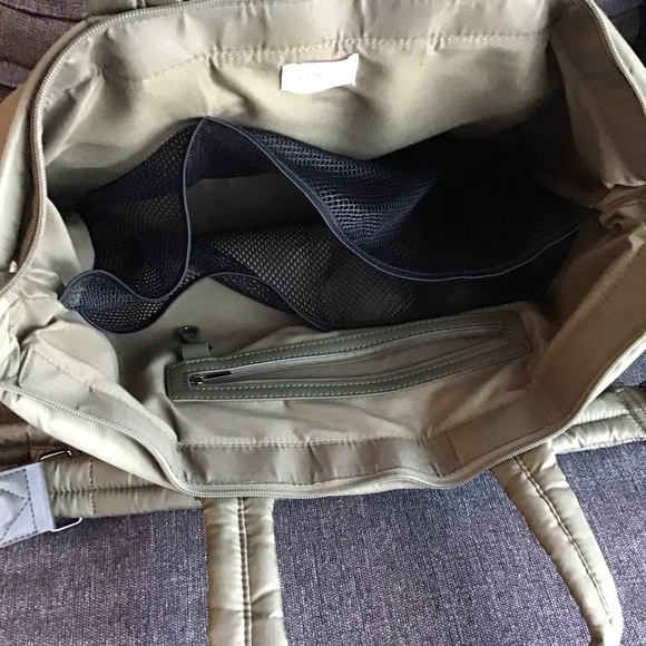 Isaac Mizrahi New York “The Weekender” Quilted HandBag Preowned - Picture 5 of 11